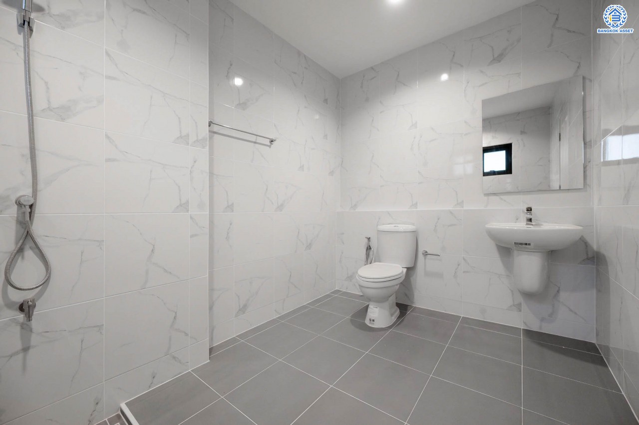 บ้านมือสองตกแต่งใหม่ โครงการ ลภาวัน9 ชัยพฤกษ์-ปากเกร็ด เนื้อที่ 71.9 ตร.ว. ฟังก์ชัน 3 ห้องนอน 3 ห้องน้ำ 1 ห้องอเนกประสงค์ 2 ที่จอดรถ ภายในบ้านกว้างขวาง ตอบโจทย์ทุกคนในครอบครัว บนทำเลที่ดีที่สุด เดินทางสะดวก เชื่อมต่อเมือง ใกล้เซ็นทรัลแจ้งวัฒนะ โรบินสัน ไลฟ์ไตล์ ราชพฤกษ์ และรถไฟฟ้าสายสีม่วง "สถานีบางพลู"